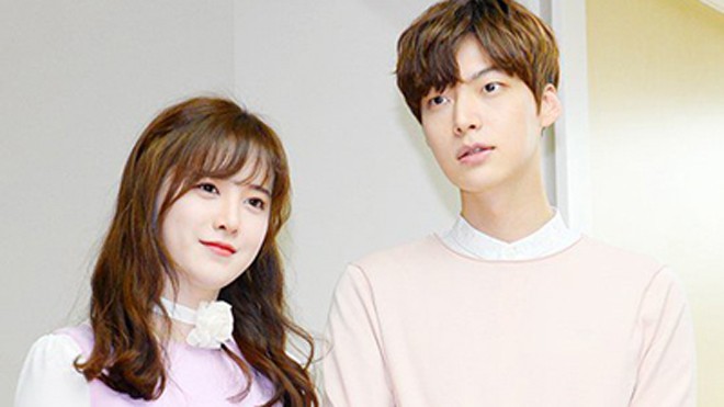 'Nàng Cỏ' Goo Hye Sun dừng mọi việc vì sức khỏe kém Vợ chồng Goo Hye Sun - Ahn Jae Hyun.