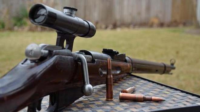 Khẩu súng bắn tỉa Liên Xô gieo kinh hoàng cho phát xít Đức Một khẩu Mosin-Nagant PU nguyên bản cùng đạn 7,62x54 mm. Ảnh: Photobucket.