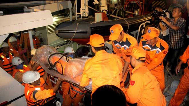 Phát hiện một thi thể nghi thợ máy tàu Hải Thành 26 Thi thể đại phó Lương Văn Quỳnh được đưa vào bờ vào tối ngày 30/3. Ảnh: Đ.Thanh