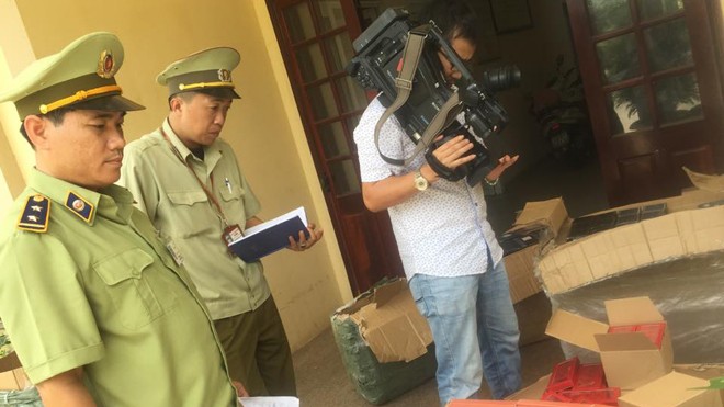 Đà Nẵng có đường dây nóng tố giác buôn lậu, hàng giả Lực lượng chức năng kiểm tra một khối lượng lớn mỹ phẩm không rõ nguồn gốc xuất xứ, không có hóa đơn chứng từ trên thị trường Đà Nẵng.