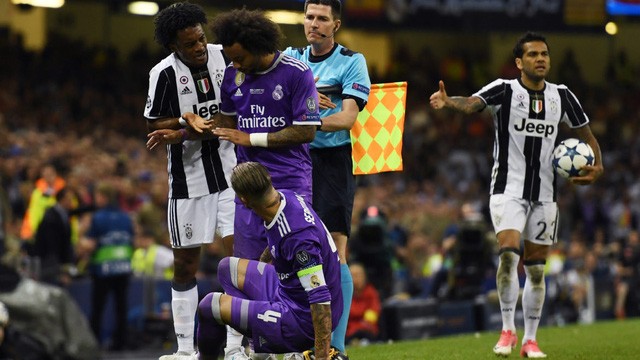 Thủ quân Real 'đóng kịch', khiến cầu thủ Juve bị đuổi? Sergio Ramos bị chỉ trích vì ăn vạ trong tình huống Cuadrado nhận thẻ vàng thứ hai rời sân