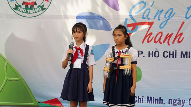 Lộ diện chủ nhân giải nhất Sáng tạo thanh thiếu nhi Nhóm học sinh trường tiểu học Bình Mỹ (huyện Cần Giờ, TPHCM) đoạt giải nhất với sản phẩm sáng tạo “Áo phao cứu sinh”. Trong ảnh: Các em thuyết trình về sản phẩm của mình.