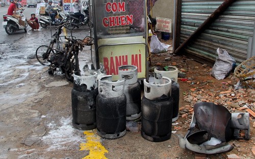 7 bình gas bất ngờ phát nổ, bay tứ tung Xe máy bị thiêu rụi, còn các bị gas cháy đen. Ảnh: Phước Tuấn.