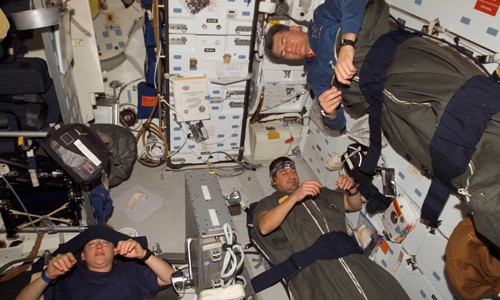 Thủ phạm khiến phi hành gia trạm ISS mất ngủ triền miên Giấc ngủ trên trạm ISS của các phi hành gia. Ảnh: NASA