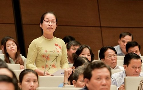 Đề nghị phạt nặng người bán quà vặt độc hại ở cổng trường Đại biểu Đặng Thị Phương Thảo phát biểu ở nghị trường. Ảnh: Quochoi.vn