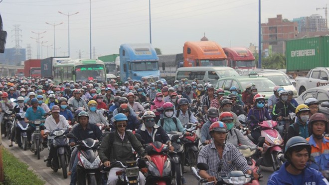 Kẹt xe kinh hoàng hơn nửa ngày chưa hết ở TP.Hồ Chí Minh Cách xa cảng Cát Lái khoảng 10km, con đường Xa Lộ Hà Nội từ cầu Rạch Chiếc (Q.2), hướng về Mai Chí Thọ, Đồng Văn Cống...về cảng Cát Lái bị ùn tắc giao thông