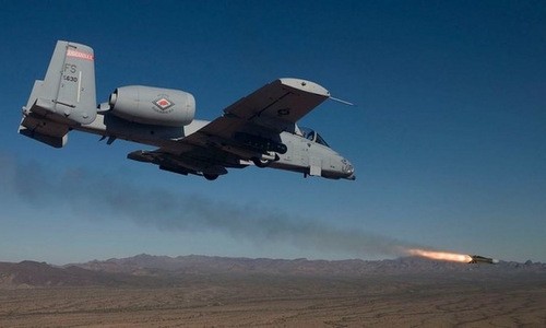 Thần sấm A-10 và bốn lần xuất kích giải cứu đồng đội A-10 phóng tên lửa yểm trợ hỏa lực tầm gần. Ảnh: WATM.