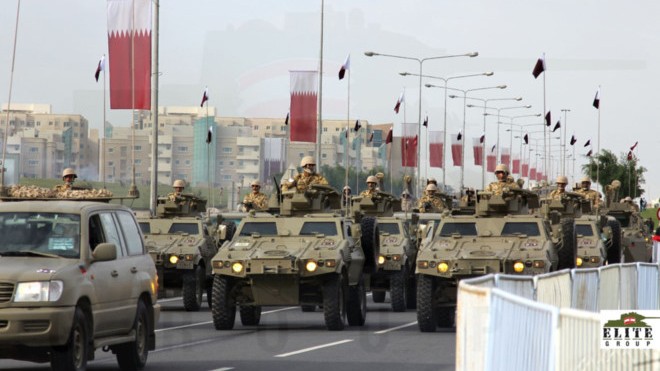 Giàu nhất thế giới, nhưng quân đội Qatar chỉ tương đương 1 sư đoàn Xe thiết giáp của Qatar trong một cuộc diễu binh. Ảnh: Dohanews.