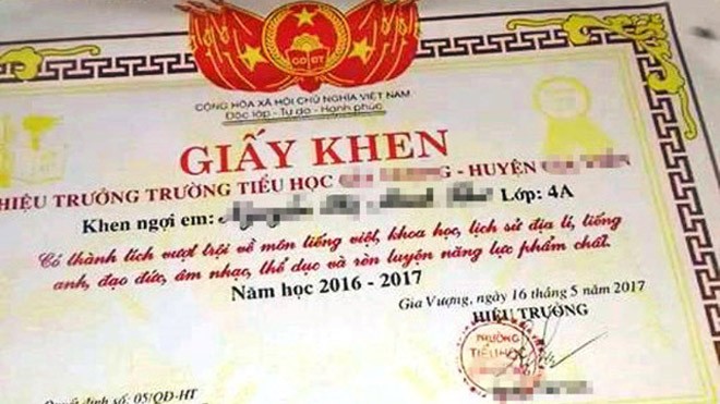 Trường “xin lại” giấy khen học sinh có “thành tích vượt trội 7 môn học” Giấy khen học sinh có "thành tích vượt trội 7 môn học" gây tranh cãi.