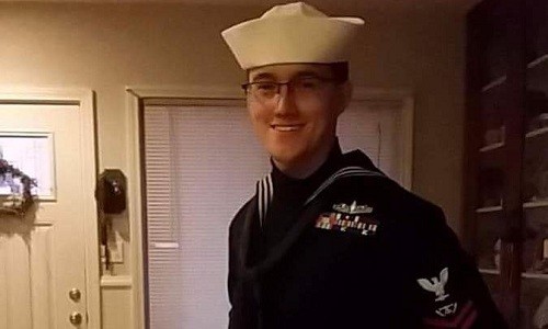 Binh sĩ trên tàu tuần dương Mỹ rơi xuống biển mất tích Thủy thủ Christopher W. Clavin. Ảnh: US Navy.