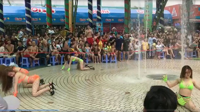 Yêu cầu Sở VH-TT xử rốt ráo vụ vũ công múa sexy ở Đầm Sen Hình ảnh múa phản cảm ở công viên Đầm Sen gây phản ứng trong dư luận (Ảnh được cắt ra từ clip).