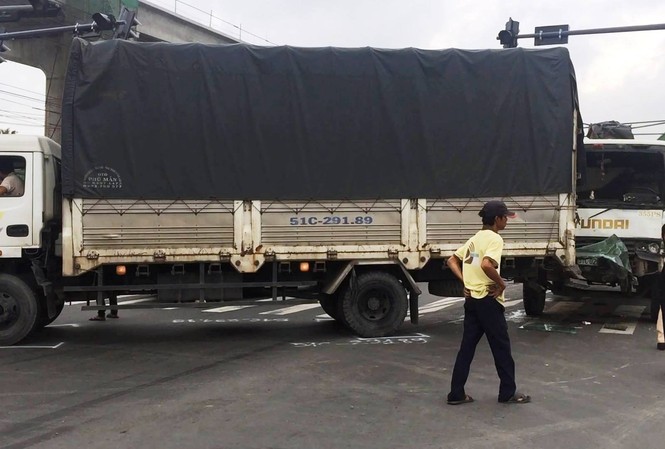 “Xế hộp” nát đuôi, xa lộ Hà Nội kẹt cứng sau va chạm liên hoàn Hiện trường tai nạn.