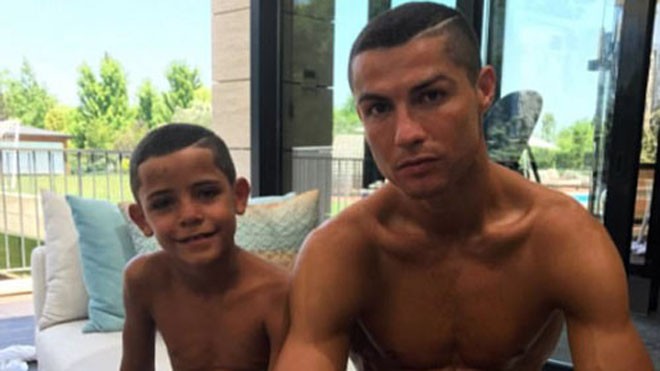 Con trai khoe kiểu tóc giống hệt Ronaldo Hai bố con nhà Ronaldo để kiểu tóc giống nhau