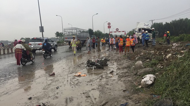 ‘Hung thần’ container tông nát 2 xe máy, 2 người tử vong Hiện trường tai nạn.