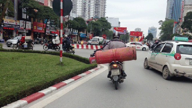 Phát hoảng với những bình gas lắc lư trên xe máy Hình ảnh nguy hiểm thường thấy trên phố Hà Nội