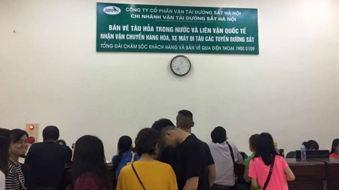 Khách thất vọng khi săn vé tàu 10.000 đồng Nhiều khách xếp hàng chờ mua vé nhưng ngán ngẩm ra về sau khi nghe thông báo. Ảnh: Thùy Đinh.