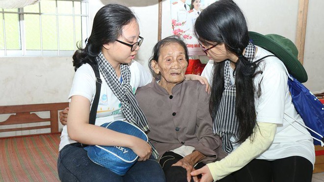 Nụ cười Vĩnh Hòa mùa tình nguyện Công tác đền ơn đáp nghĩa, viếng thăm các Mẹ Việt Nam anh hùng để lại nhiều cảm xúc cho các Mẹ lẫn các người con TTU