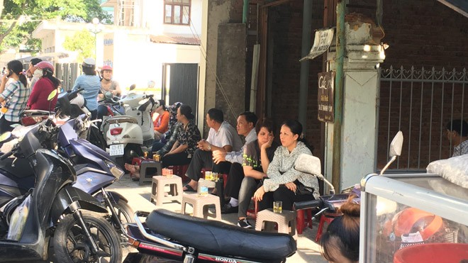 Mở cửa trường học gần điểm thi cho phụ huynh nghỉ ngơi Phụ huynh ngồi đợi con trước một quán cà phê gần điểm thi trường THPT Trần Phú (quận Hải Châu). Ảnh: Thanh Trần.