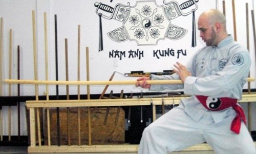 Liên tục khiêu chiến chưởng môn Nam Huỳnh Đạo, võ sư Vịnh Xuân hơi 'quá đà' Môn đồ Vịnh Xuân liên tục đưa ra lời khiêu chiến với Chưởng môn Kiệt.