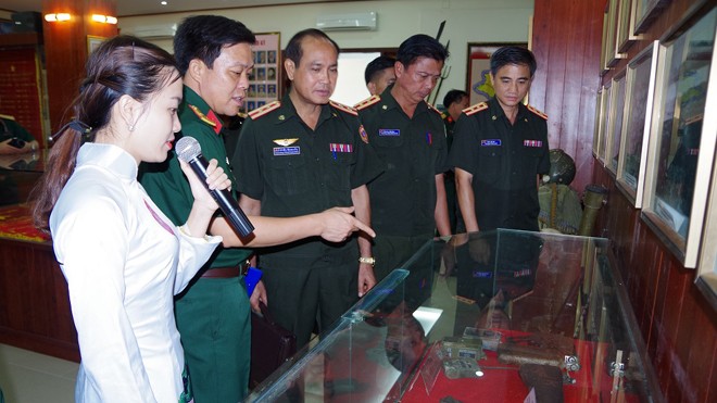 Thúc đẩy hợp tác quân sự Việt - Lào Đoàn cán bộ Bộ Quốc phòng Lào tham quan, ghi sổ lưu niệm tại Phòng truyền thống Bộ Chỉ huy Quân sự tỉnh Nghệ An, sáng 28/6