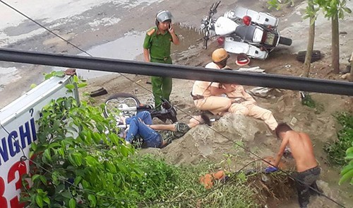 CSGT truy đuổi xe vi phạm khiến 4 người bị thương Vụ tai nạn khiến hai cảnh sát và hai thanh niên bị thương. Ảnh người dân cung cấp.