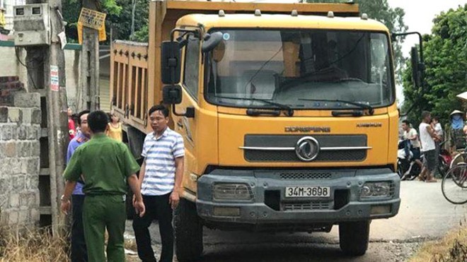 Bé 18 tháng tuổi chơi trước cửa nhà bị xe tải cán chết Chiếc xe tải gây ra tai nạn ( ảnh CTV)
