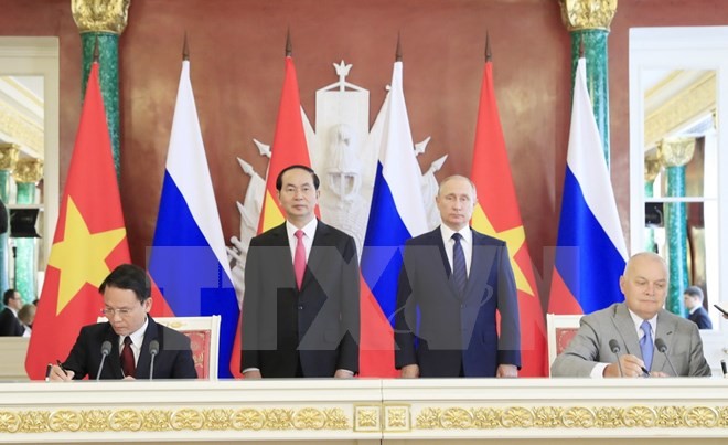 Chủ tịch nước Trần Đại Quang hội đàm với Tổng thống Nga Putin Chủ tịch nước Trần Đại Quang và Tổng thống Liên bang Nga V. Putin chứng kiến Lễ ký Thoả thuận hợp tác giữa Thông tấn xã Việt nam và Hãng thông tấn Sputnik. (Ảnh: Nhan Sáng/TTXVN)