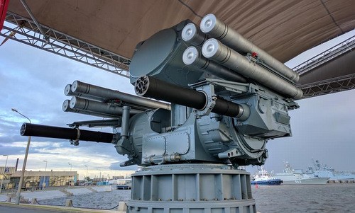 Nga ra mắt lá chắn phòng thủ Pantsir-ME cho tàu chiến Tổ hợp này mang 8 tên lửa, thay vì 12 quả như biến thể mặt đất. Ảnh: Twitter.
