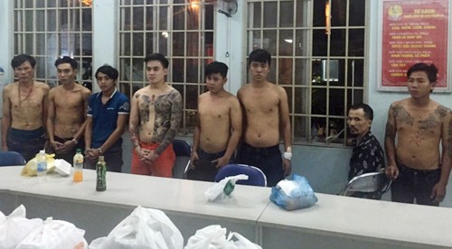 Giang hồ tranh giành bảo kê mại dâm nam tại Sài Gòn Nhóm giang hồ bị cảnh sát bắt. Ảnh: C.A.