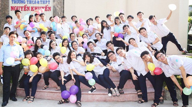 Đột kích 'lớp học thủ khoa' thêm 5 thí sinh trên 29 điểm, 20 thí sinh trên 27 điểm lớp 12D2 hiện có 1 thủ khoa và 2 á khoa của TPHCM . Ngoài ra, lớp này còn có 5 học sinh trên 29 điểm, 20 học sinh trên 27 điểm, 44 em trên 25 điểm trong tổng số 50 học sinh.