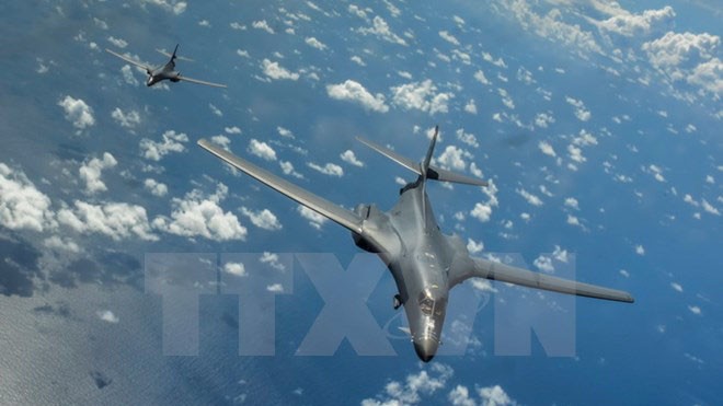 Mỹ điều hai máy bay ném bom tầm xa B-1B tới Biển Đông Máy bay ném bom chiến lược B-1B của Mỹ. (Nguồn: EPA/TTXVN)