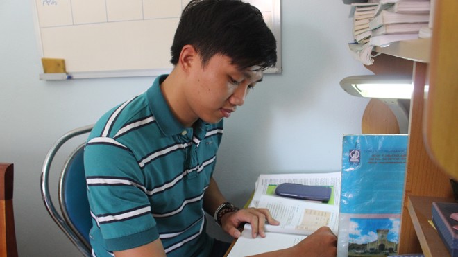 Nam sinh Đà Nẵng đạt 3 điểm 10 khối B mơ ước làm bác sĩ Góc học tập gọn gàng trên căn gác xép nhỏ của Đào Ngọc Minh Huy. Ảnh: Giang Thanh