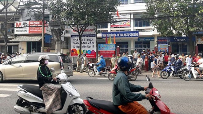 Thi thể nhiều vết cắt trước trung tâm văn hóa Thi thể người đàn ông được phát hiện trước trung tâm văn hóa. Ảnh: Thái Hà.
