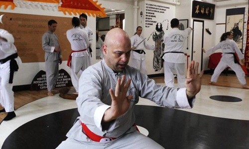 Cơ quan chức năng cấm trận đấu giữa cao thủ Vịnh Xuân và võ sư Karate Trận đấu võ giữa cao thủ Vịnh Xuân và võ sư Karate bị cấm.