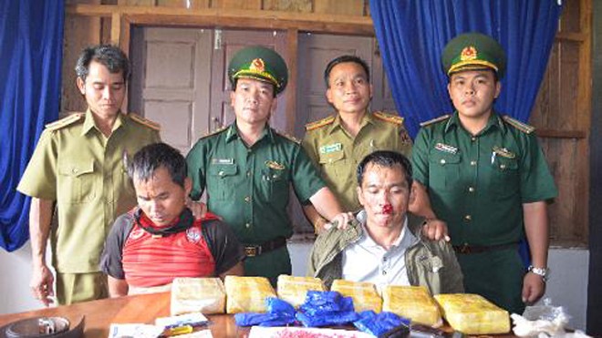 Dắt lưng súng K59 vận chuyển 4 vạn viên ma túy qua biên giới Lực lượng chức năng tạm giữ 2 đối tượng Bun Liêng, Thao Xay và tang vật. Ảnh: Bộ đội Biên phòng Quảng Trị cung cấp.