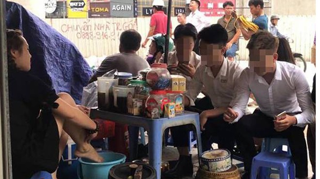 Bóc mẽ cô gái trẻ rửa chân trong xô trà đá xong rót bán cho hàng loạt khách Mở đầu đoạn video cô gái mặc váy đen thò chân vào chiếc chậu xanh.