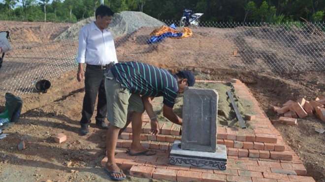 Bất đồng quan điểm việc di dời lăng mộ vợ vua Tự Đức Lăng mộ bà Tài nhân họ Lê được xếp gạch, dựng lại bia tạm thời. Ảnh: Tôn Thất Tùng.