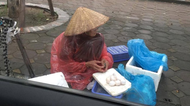 Cụ bà đội mưa bán trứng và quan điểm làm từ thiện Cụ bà đội mưa bán trứng bên vỉa hè khiến nhiều người xúc động.