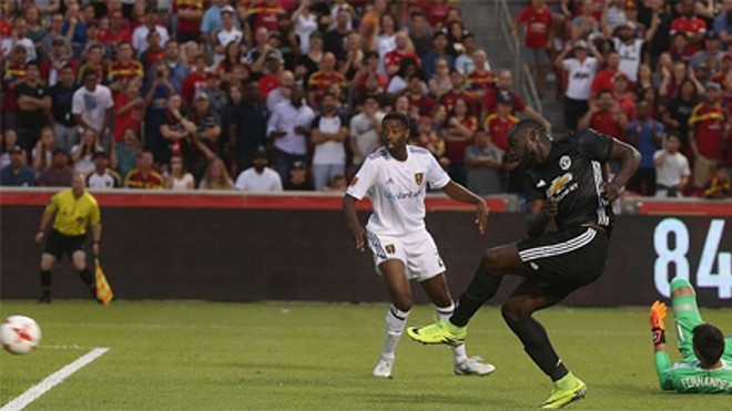 Lukaku lần đầu ghi bàn, M.U tiếp tục thắng trên đất Mỹ Lukaku ghi bàn khi được đá chính trong trận giao hữu thứ hai khoác áo Man Utd. Ảnh: Reuters.