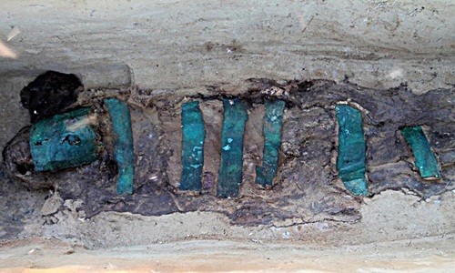 Phát hiện xác ướp 1.300 năm tuổi trong kén vải tại Siberia Cái kén chứa xác ướp của một người lớn được phủ bằng các tấm đồng từ đầu đến chân tại Siberia. Ảnh: Alexander Gusev.