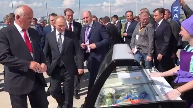 Ông Putin cùng cấp dưới đi ăn kem Ông Putin cùng cấp dưới đi ăn kem