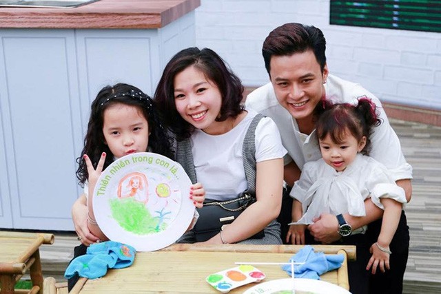Vợ chồng Hồng Đăng cho 2 con gái học 'trường làng' Vợ chồng Hồng Đăng - Anh Đào hạnh phúc viên mãn dù sinh con một bề.