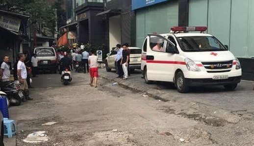 Vụ ca sĩ Việt tử vong do ngã từ tầng 10: Tự tử vì nợ nần Hiện trường nơi xảy ra sự việc. Một người dân sống tại tòa nhà cho biết Lê Tính được đưa vào bệnh viện nhưng không qua khỏi. Ảnh: FB.
