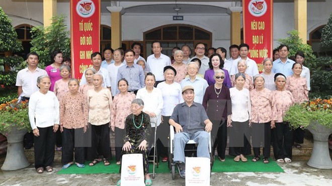 Tổng Bí thư Nguyễn Phú Trọng thăm, tặng quà người có công ở Hà Nội Tổng Bí thư Nguyễn Phú Trọng chụp ảnh chung tại Trung tâm Nuôi dưỡng và Điều dưỡng Người có công số 2 Hà Nội. (Ảnh: Trí Dũng/TTXVN)