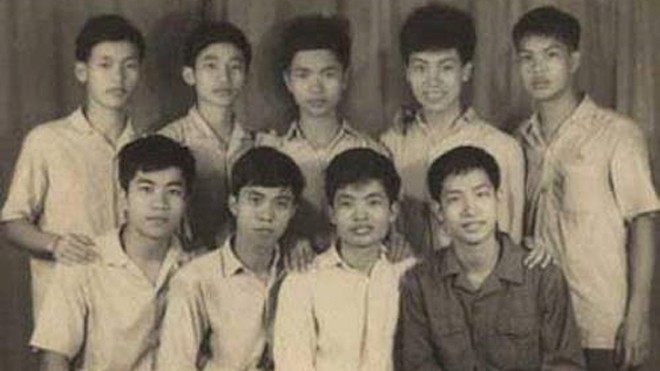 Những người đầu tiên thi Olympic Toán quốc tế năm 1974 giờ ra sao? Trong ảnh là 9 học sinh được tuyển chọn để ôn thi Toán Olympic quốc tế. Ở hàng đứng, từ trái qua phải là Hoàng Lê Minh, Đặng Hoàng Trung, Lê Tuấn Hoa, Đỗ Quang Bình, Vũ Đình Hòa. Học sinh ở hàng ngồi: Nguyễn Quốc Thắng, Vũ Đức Hoàn, Tạ Hồng Quảng, Nguyễn