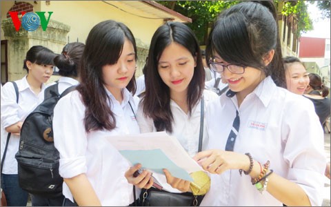 Lí do khiến tỷ lệ đỗ tốt nghiệp gần 100%: Có nên giữ kỳ thi THPT? Thí sinh xem lại bài sau khi kết thúc kỳ thi tốt nghiệp THPT năm 2014