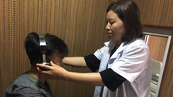 Cẩn thận nguy cơ bị điếc vì tiếng ồn Kiểm tra thính lực cho người lao động tại Viện Sức khỏe nghề nghiệp và môi trường