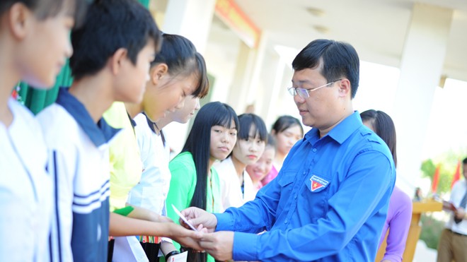 Khai giảng tại ngôi trường còn nhiều khó khăn ở Kim Bôi, Hòa Bình Bí thư thứ nhất T.Ư Đoàn Lê Quốc Phong trao tặng học bổng cho học sinh nghèo học giỏi tại Sào Báy