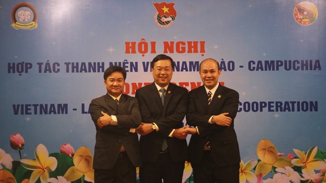 Phát triển không ngừng hoạt động hợp tác thanh niên Việt Nam - Lào - Campuchia Anh Lê Quốc Phong, anh Sỏn Thạ Nu Thăm Mạ Vông và anh Hun Many (bìa phải) thể hiện tinh thần đoàn kết hữu nghị giữa tổ chức Đoàn thanh niên ba nước.