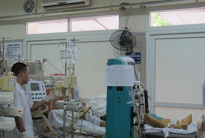 Hạ sốt bằng 19 viên paracetamol, nam thanh niên nguy kịch Nam thanh niên ngộ độc đang được điều trị tích cực